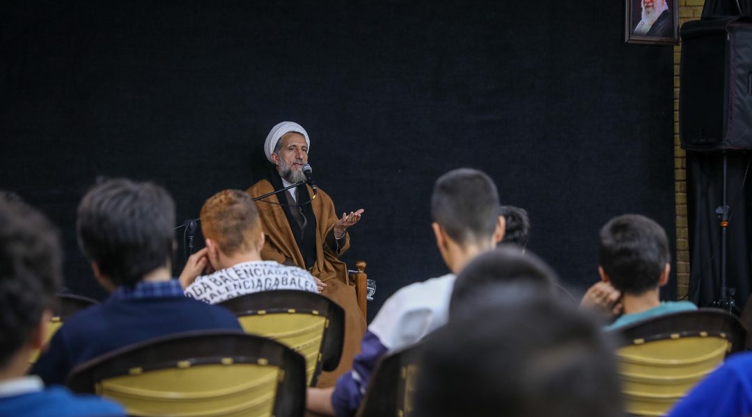 محبت اهل‌بیت(ع) اساس دین و عامل رشد جامعه است